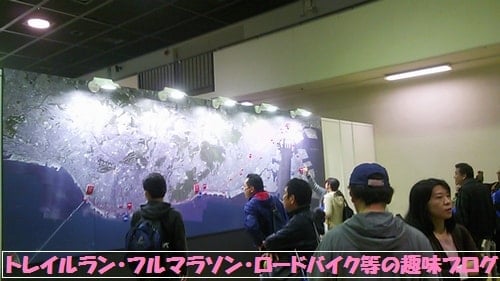 第５回神戸マラソンEXPO２０１５（神戸国際展示場）でコース案内を見ているロードランナー達。