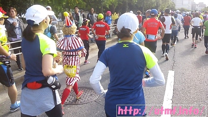 大阪マラソン２０１６サブ５目指して大阪城公園前から御堂筋を走る女性。