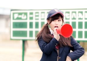 トレイルランナーを応援する少女。