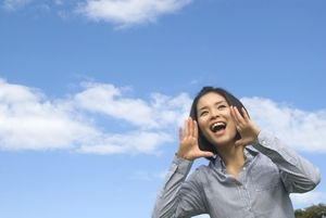 空に向かって叫ぶ若い女性