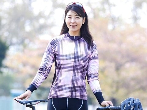 日向涼子がサイクルジャージを装備してロードバイクと一緒に写っている画像。