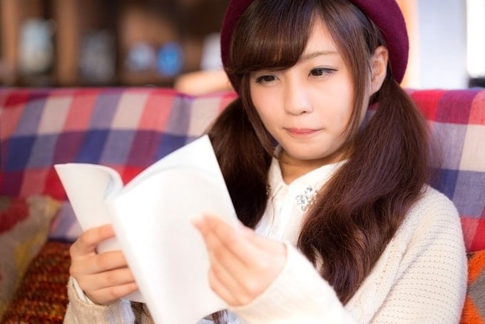 日本山岳耐久レース大会結果記録集を呼んでいる少女。（ハセツネカップ）
