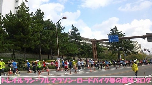 神戸マラソン２０１５折り返し地点に到着するマラソンランナー達。