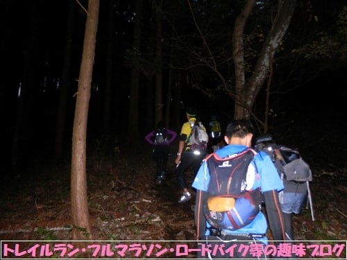 日本山岳耐久レース（ハセツネカップ）で夜の山道を浅間峠に向かって進むトレイルランナー達。