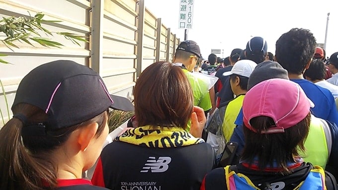 湘南国際マラソン２０１５のスタート地点目指して歩く女性ランナー達。