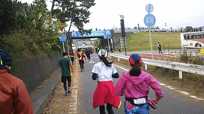 湘南国際マラソン２０１５を走る湘南国際マラソン２０１５Teamジェーンの女性達。