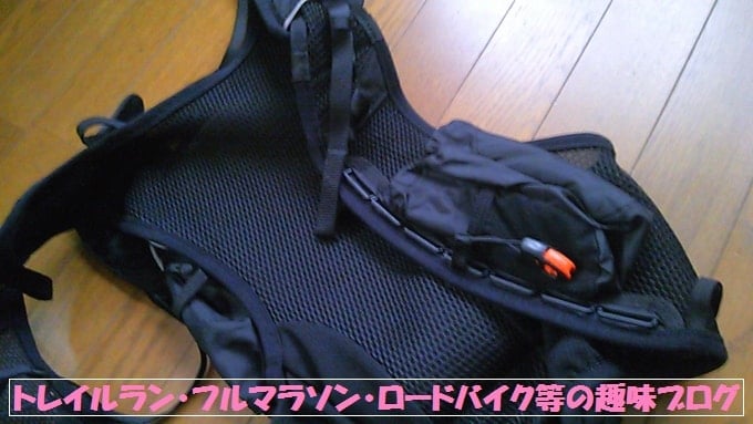 サロモンスキンプロ１４＋３SETの黒いザック。