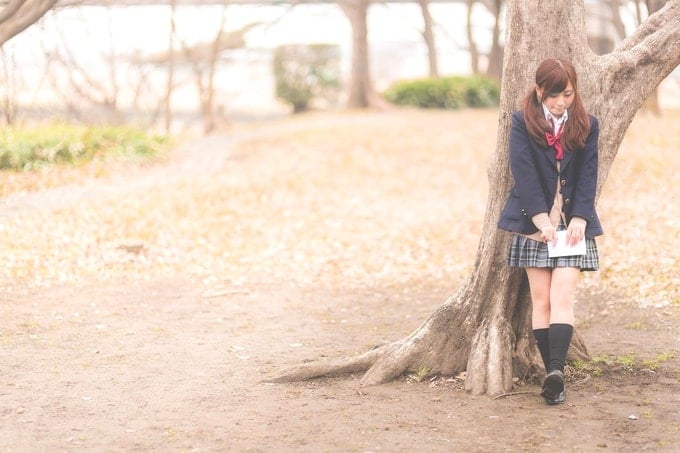 伝説の樹の下で告白する女子高生。
