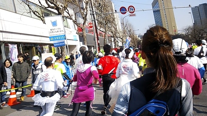 東京マラソン２０１６東京タワー・浅草雷門・スカイツリーへ走る美女ランナー。