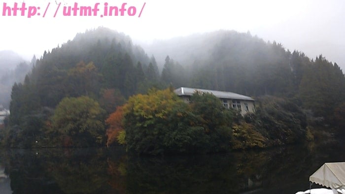 ファントレイルズＦＴ５０レインウェア姿で顔振峠から県民の森へ。
