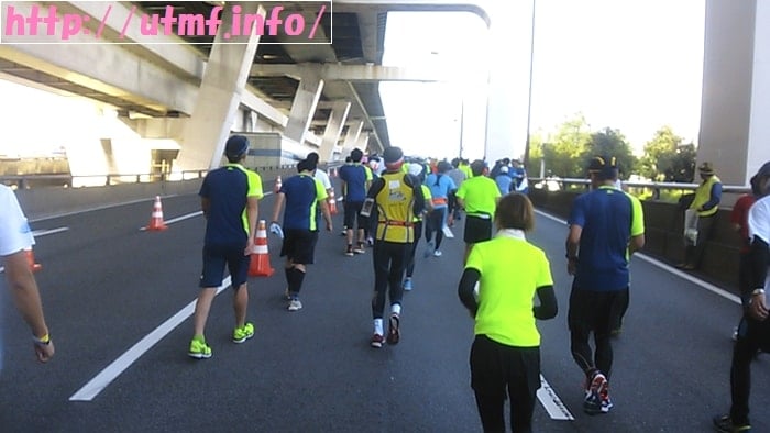 大阪マラソン２０１６サブ５ペースで京セラドームから南港大橋を走る。