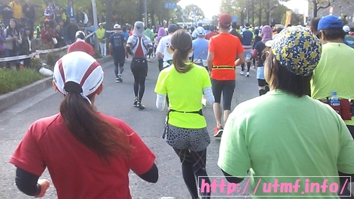 大阪マラソン２０１６サブ５目指して大阪城公園前から御堂筋を走る女性。