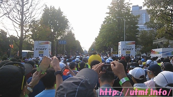 大阪マラソン２０１６サブ５目指して大阪城公園前から御堂筋を走る女性。