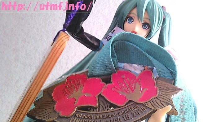 古賀はなももマラソン２０１５の完走メダルを持つ初音ミク。