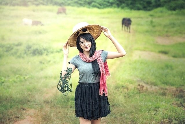 農村で働く美少女。