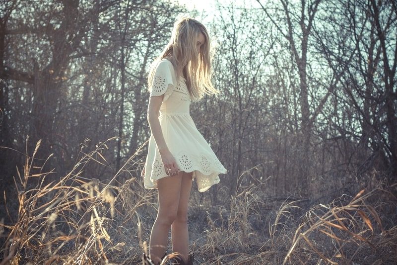 秋の山を歩く美少女。