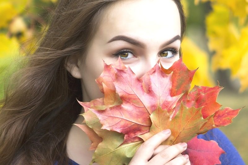 秋の紅葉を見ている美女。