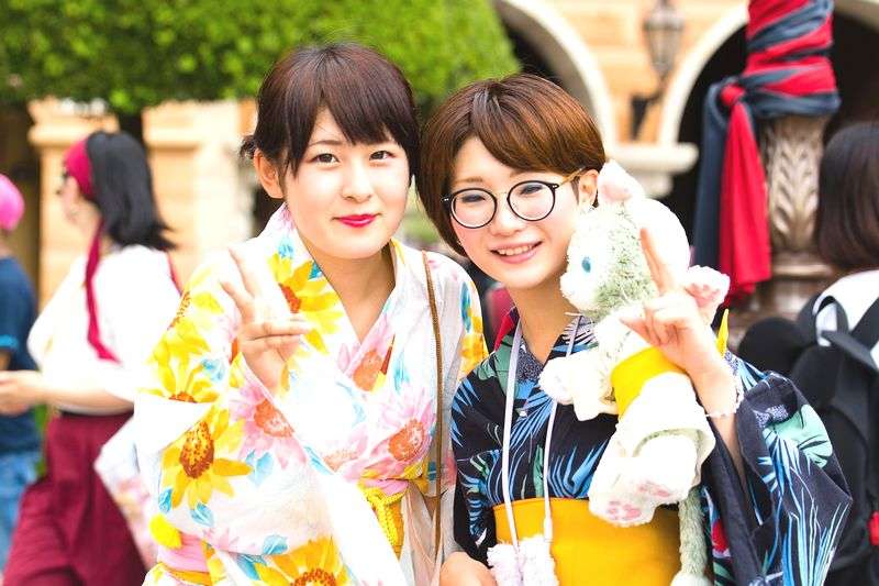 シェアハウスに滞在して、観光する女性2人。