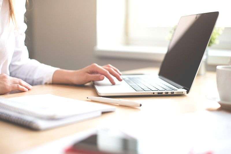 シェアハウスで仕事をする女性。