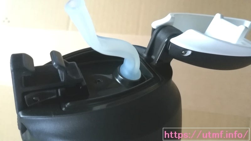 氷の冷たさが持続するサーモスボトルとエリートのアイスフライ比較。