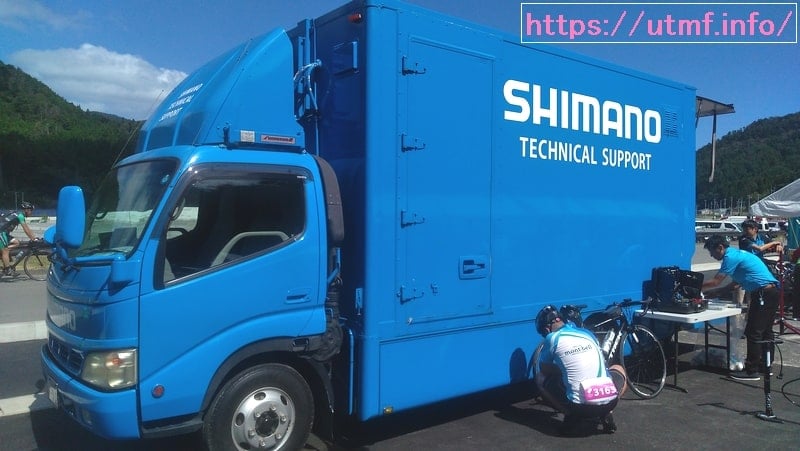 シマノのロードバイク・メカニックの乗った車。