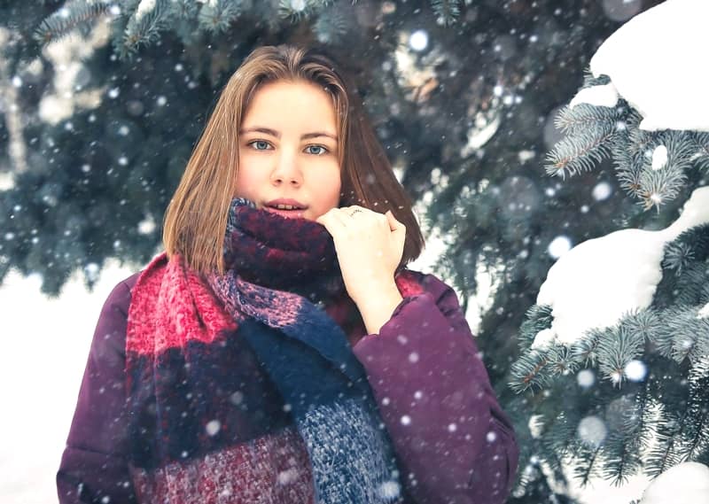 冬の雪が降る日に散歩する美少女。