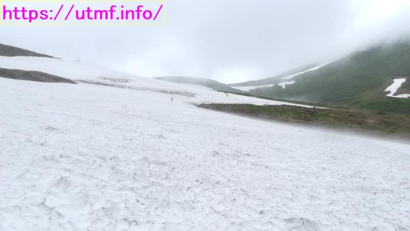 月山は開山日でも雪が積もっている。