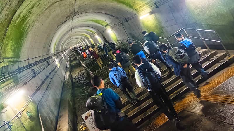 土合（モグラ）駅歩く登山者たち