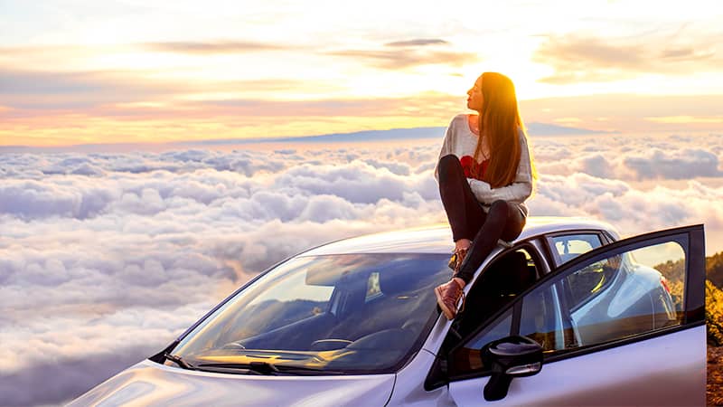 車中泊生活する美女