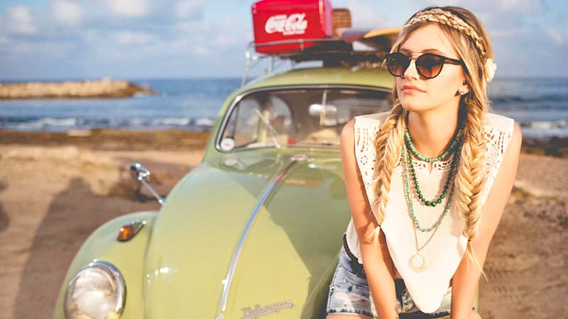 車中泊の登山旅をする金髪美女。