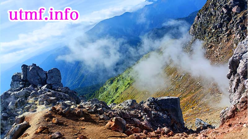 焼岳の山頂と、噴火口からの白煙(噴煙)