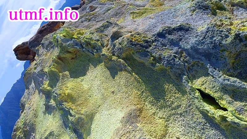 焼岳の山頂と、噴火口からの白煙(噴煙)