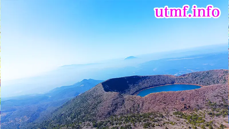 韓国岳から見る新燃岳の噴煙(白煙)
