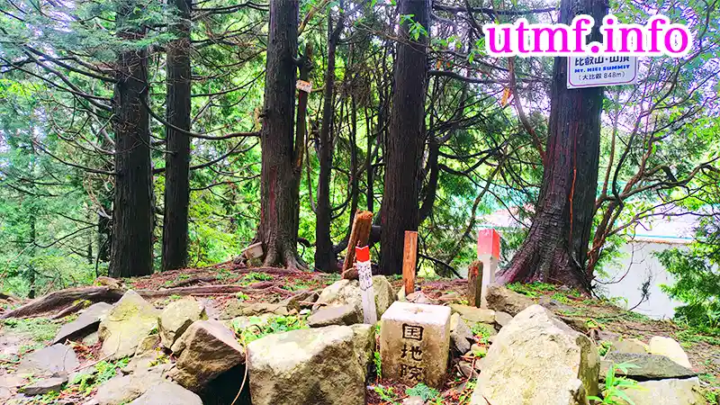比叡山山頂の標識と三角点