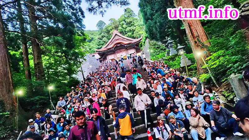 鳥取大山の夏山開きでたいまつを持つ人達