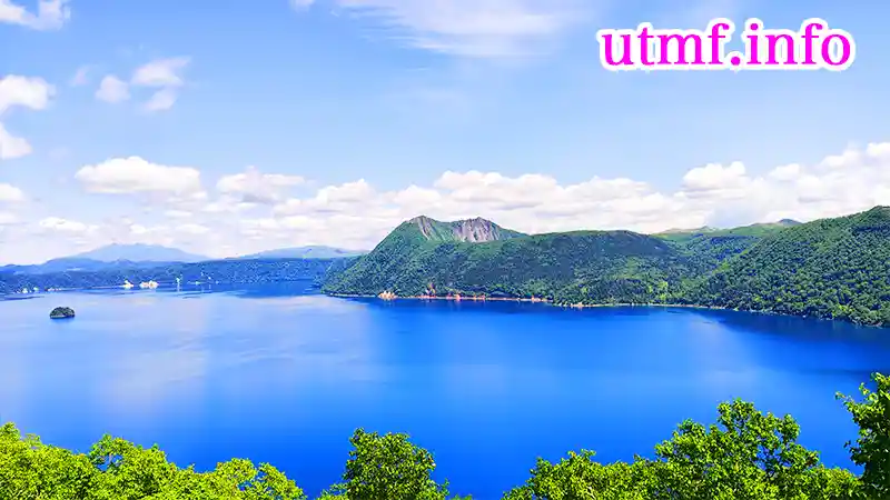 摩周湖と摩周岳(カムイヌプリ)